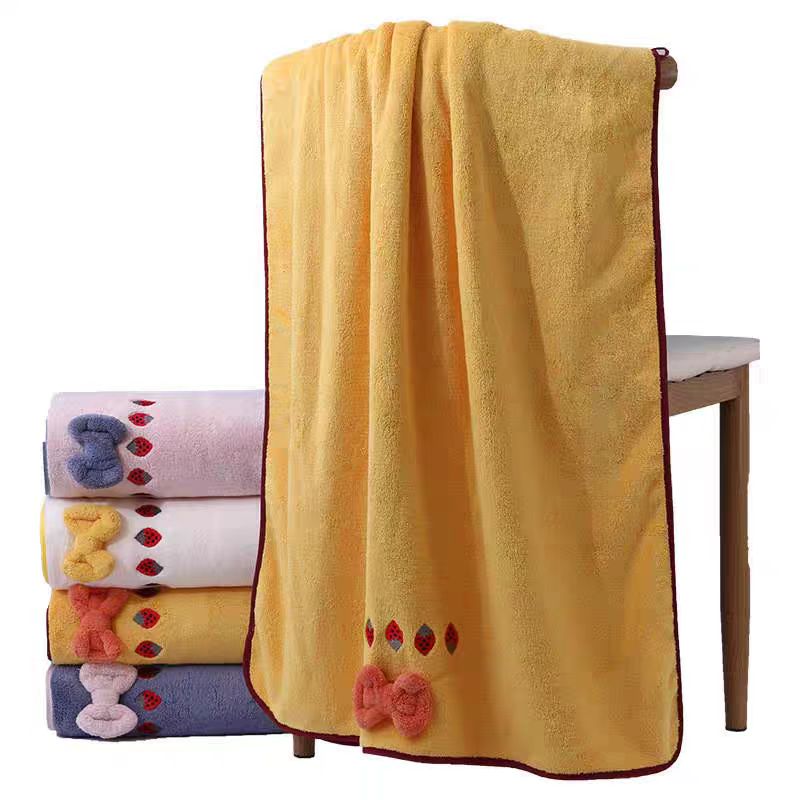 Embroidery Towel - Serviette de bain en corail polaire