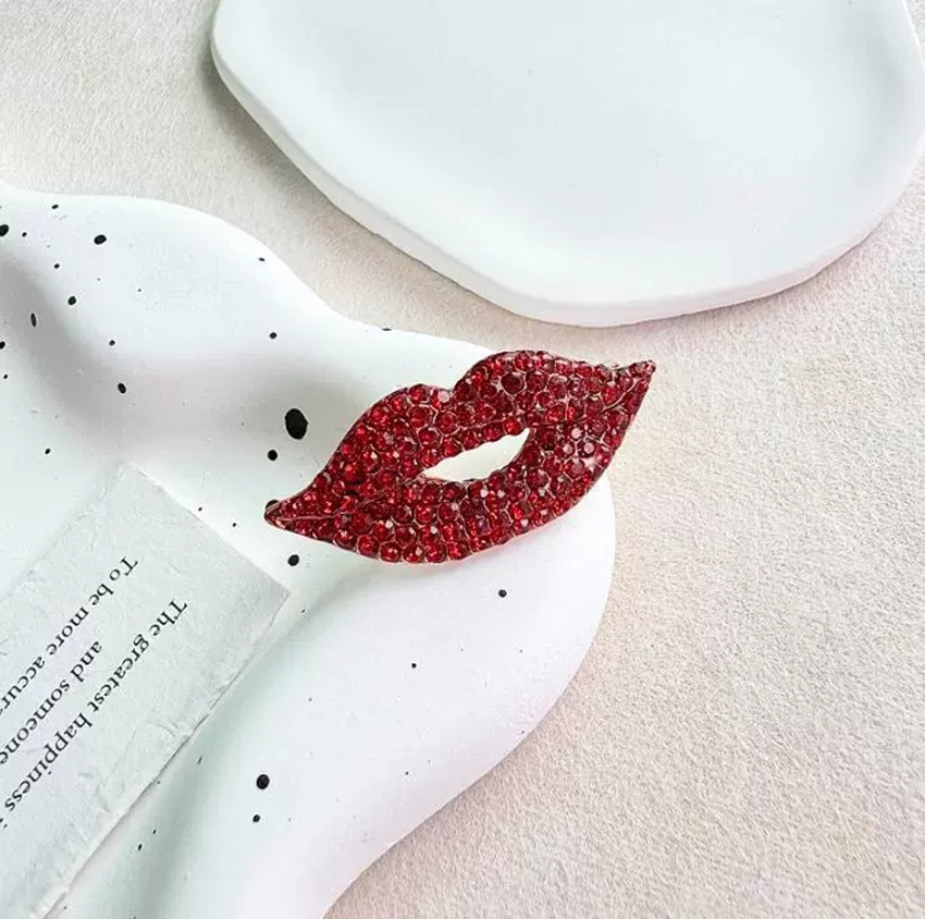 Broches en forme de lèvres ple - Embroidery Lips avis et prix