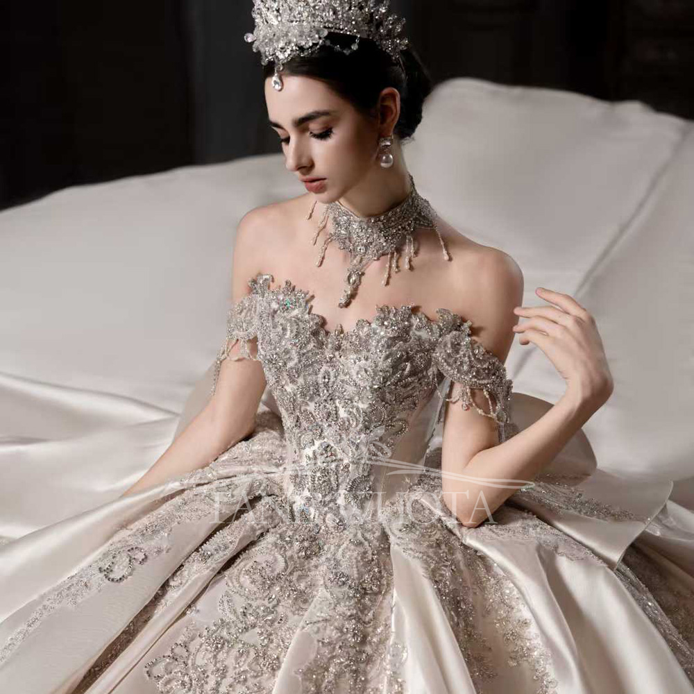 Robe de mariée de luxe à paill - Embroidery Roses avis et prix