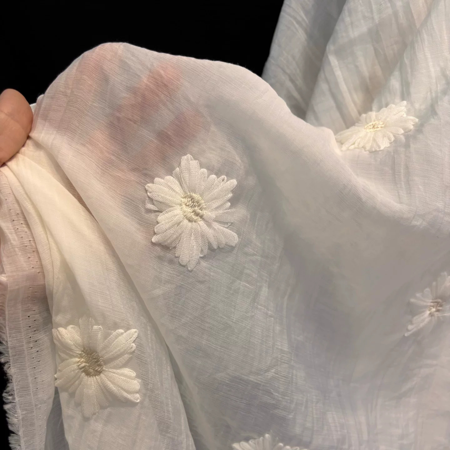 Tissu en mousseline de soie mi - Embroidery Daisy avis et prix